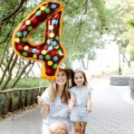 Balon din Folie Metalizata Embo, Figurina Cifra, Imprimeu Gogosi, Tema Aniversare 100 cm, Ambalaj Individual, Pai inclus, Umflare cu Aer sau Heliu, Multicolor, Cifra 4 - imagine 3