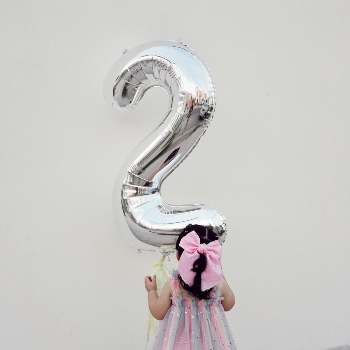 Balon din Folie Metalizata, Embo, Figurina Cifra, Tema Aniversare 40 cm, Ambalaj Individual, Pai inclus, Umflare cu Aer sau Heliu, Argintiu, Cifra 2 - imagine 10
