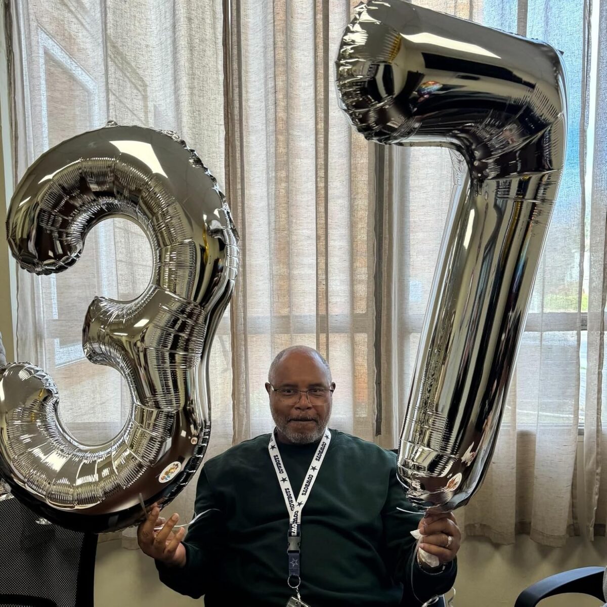 Balon din Folie Metalizata, Embo, Figurina Cifra, Tema Aniversare 80 cm, Ambalaj Individual, Pai inclus, Umflare cu Aer sau Heliu, Argintiu, Cifra 7 - imagine 6