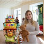 Balon din Folie Metalizata, Embo, Figurine Animalute, Model Ursulet cu Tort Aniversar, 124x65 cm, Ambalaj Individual, Pai Inclus, Umflare cu Aer sau Heliu, Multicolor - imagine 8