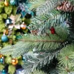 Brad artificial de Craciun, decorat cu conuri pin rosii, pentru interior/exterior, inaltime 150 cm, diametru 104 cm, 323 ramuri, Embo, verde, suport metalic inclus - imagine 7