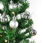Brad Artificial Impodobit, 60 cm, suport plastic cu instalatie luminoasa 20 LED alb cald + 20 globuri argintii incluse, Embo - imagine 5
