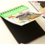 Caiet cu fise razuibile Embo, DIY Magic Scratch, 12 File, Curcubeu, Creion din Lemn, Cartonase negre, 14.5 x 10 cm, verde - imagine 7