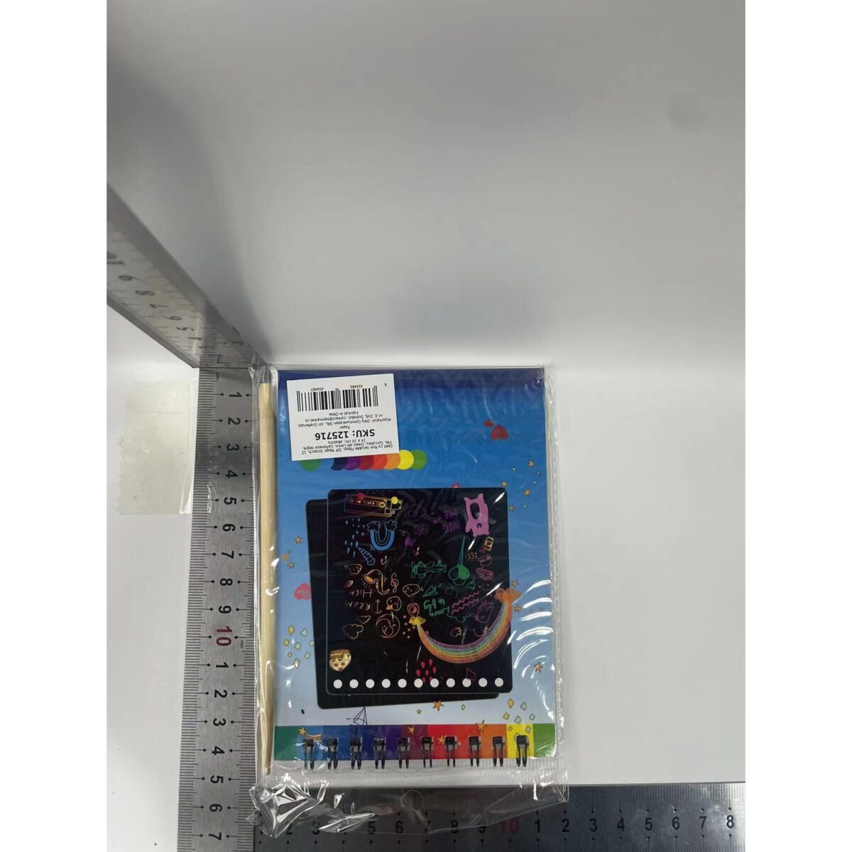 Caiet cu fise razuibile Embo, DIY Magic Scratch, 12 File, Curcubeu, Creion din Lemn, Cartonase negre, 14 x 10 cm, albastru - imagine 9