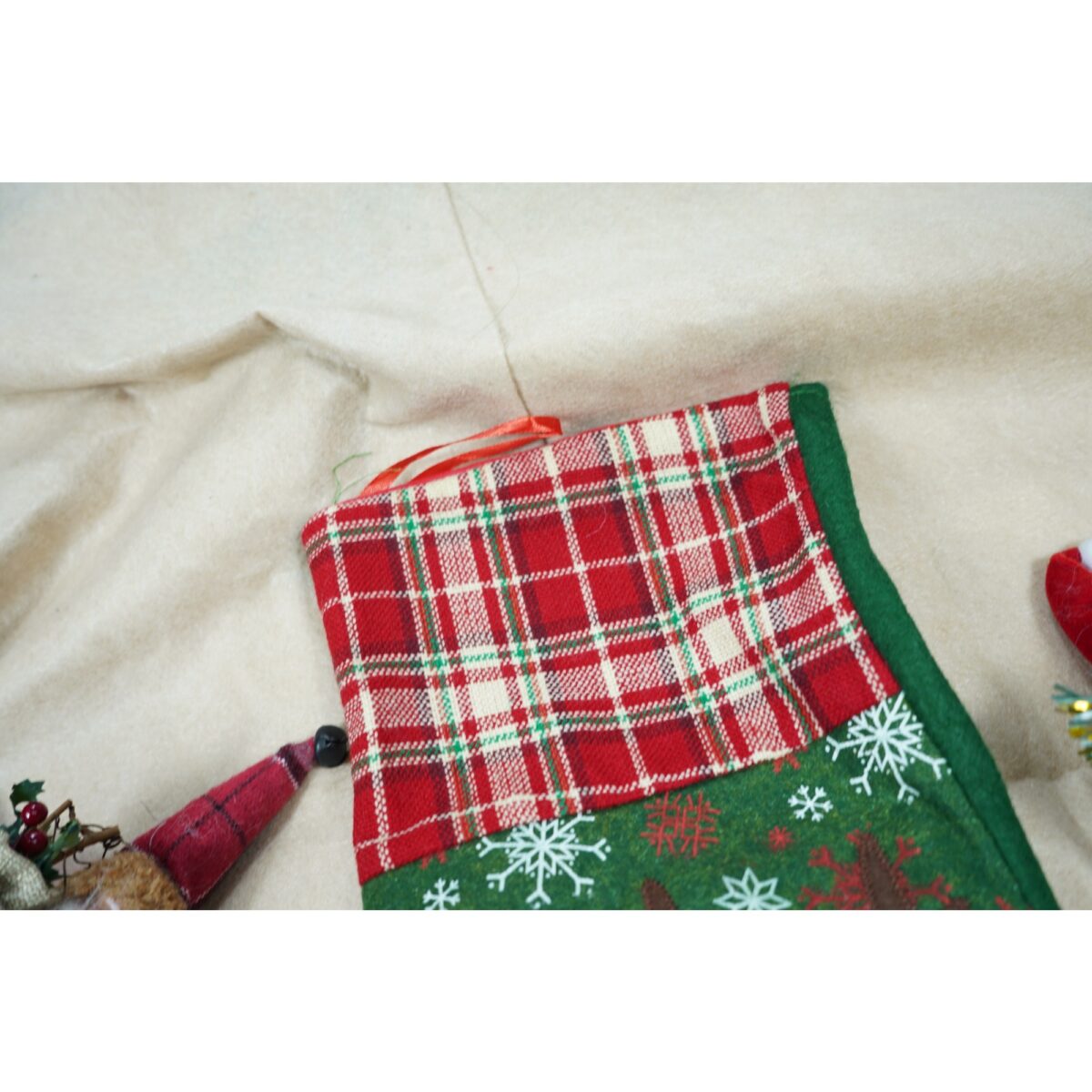 ciorap-cadouri-flippy-cu-model-ren-verde-marimea-20x40-cm-textil-interior-61f11eb568231.jpg Ciorap Cadouri, Embo,cu model ren, verde, marimea 20x40 cm, textil, interior - imagine 3