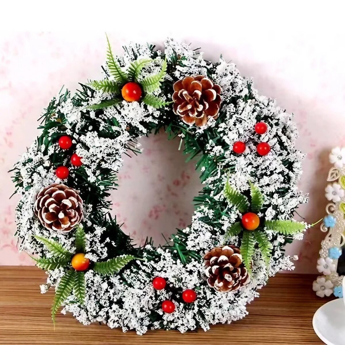 Coronita pentru Craciun Embo, diametru 20 cm, din brad artificial, decorata cu conuri si merisoare, inzapezit, Verde/Alb - imagine 4