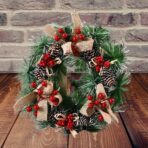 Coronita pentru Craciun Embo, diametru 32 cm, din brad artificial, decorata cu conuri si merisoare, 3 Funde. Verde/Alb - imagine 2