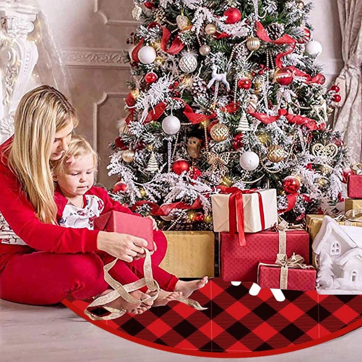 Covoras pentru Bradul de Craciun, Embo, din Tesatura Pufoasa, cu Fundite de Prindere, Model Fulg de Nea, Carouri Rosu/Negru, Diametru 90 cm - imagine 8