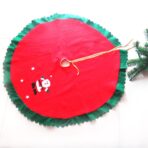 Covoras pentru Bradul de Craciun, Embo, din Tesatura Pufoasa, cu Fundite de Prindere, Model Mos Craciun, Rosu/ Verde, Diametru 90 cm - imagine 3