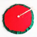 Covoras pentru Bradul de Craciun, Embo, din Tesatura Pufoasa, cu Fundite de Prindere, Model Mos Craciun, Rosu/ Verde, Diametru 90 cm - imagine 4
