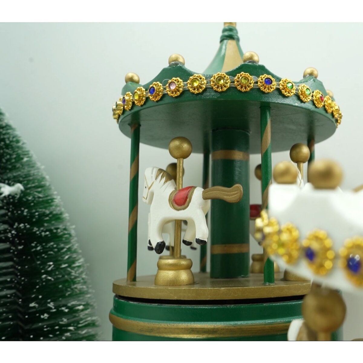 Cutiuta muzicala decorata de Craciun, Carusel rotativ, Verde, din Lemn, Interior, Embo - imagine 4