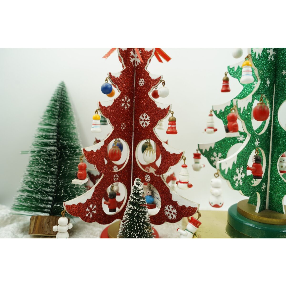 Decoratiune Craciun, Brad, Rosu/Alb, 8 cavitati cu ornamente, 18.5 cm x 33 cm, Lemn, Embo - imagine 3