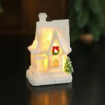Decoratiune Ornament de Craciun, Embo, Casuta de Craciun din Rasina, Model Casa Mica Iluminata din Interior, 8.5 x 5 x 4 cm, Alb