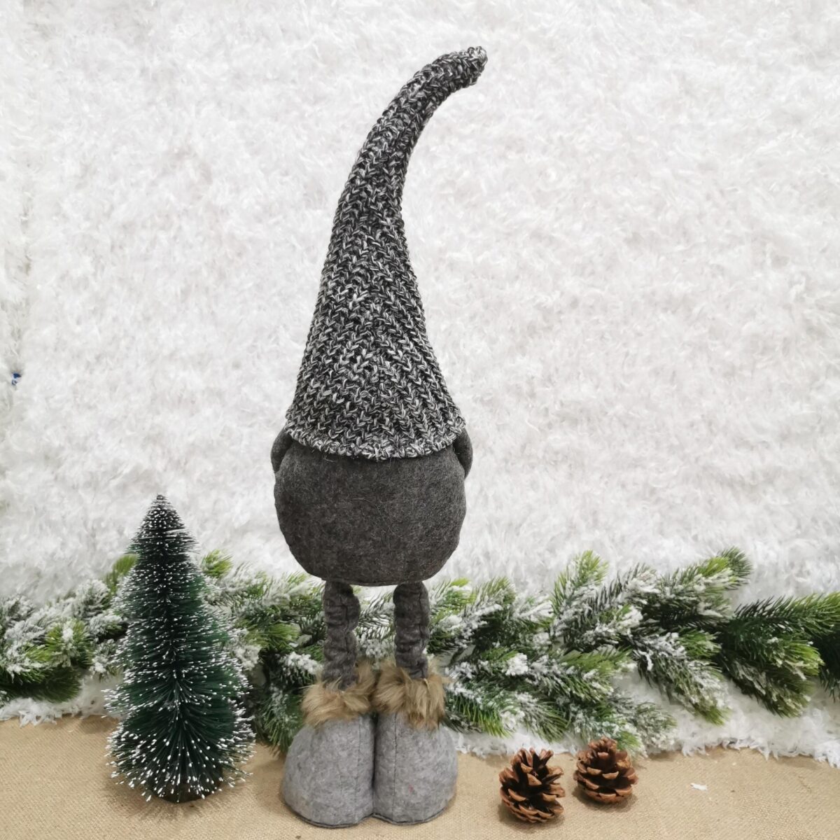 Figurina Decorativa, Pentru Craciun, Embo, Spiridus, Omul Padurii Indragostit, Picioare Telescopice, Inaltime reglabila 42 - 52 cm, Gri - imagine 4