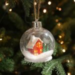 Glob pentru Bradul de Craciun LED, Embo, Model A, Glob Transparent cu Figurina Casa si Braduti iluminat LED, Diametrul 10 cm, Baza Solida, Transparent