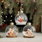 Glob pentru Bradul de Craciun LED, Embo, Model B, Glob Transparent cu Figurina Casa si Ren iluminat LED, Diametrul 10 cm, Baza Solida, Transparent - imagine 3
