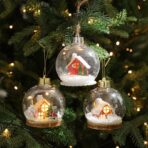 Glob pentru Bradul de Craciun LED, Embo, Model B, Glob Transparent cu Figurina Casa si Ren iluminat LED, Diametrul 10 cm, Baza Solida, Transparent - imagine 4
