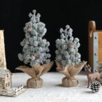 Decoratiune Craciun pentru Masa, Embo, Ornament de Decor Model Brad de Craciun de Dimensiuni Mici cu Fulgi Albi, pentru Birou si Interior, din Plastic Calitativ 20 cm, Verde Alb - imagine 6