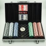Set de Poker Complex cu 300 de jetoane Embo, Include 2 seturi de carti, 5 zaruri, Echipat cu servieta de aluminiu cu dimensiunile 39x7x27 cm - imagine 3