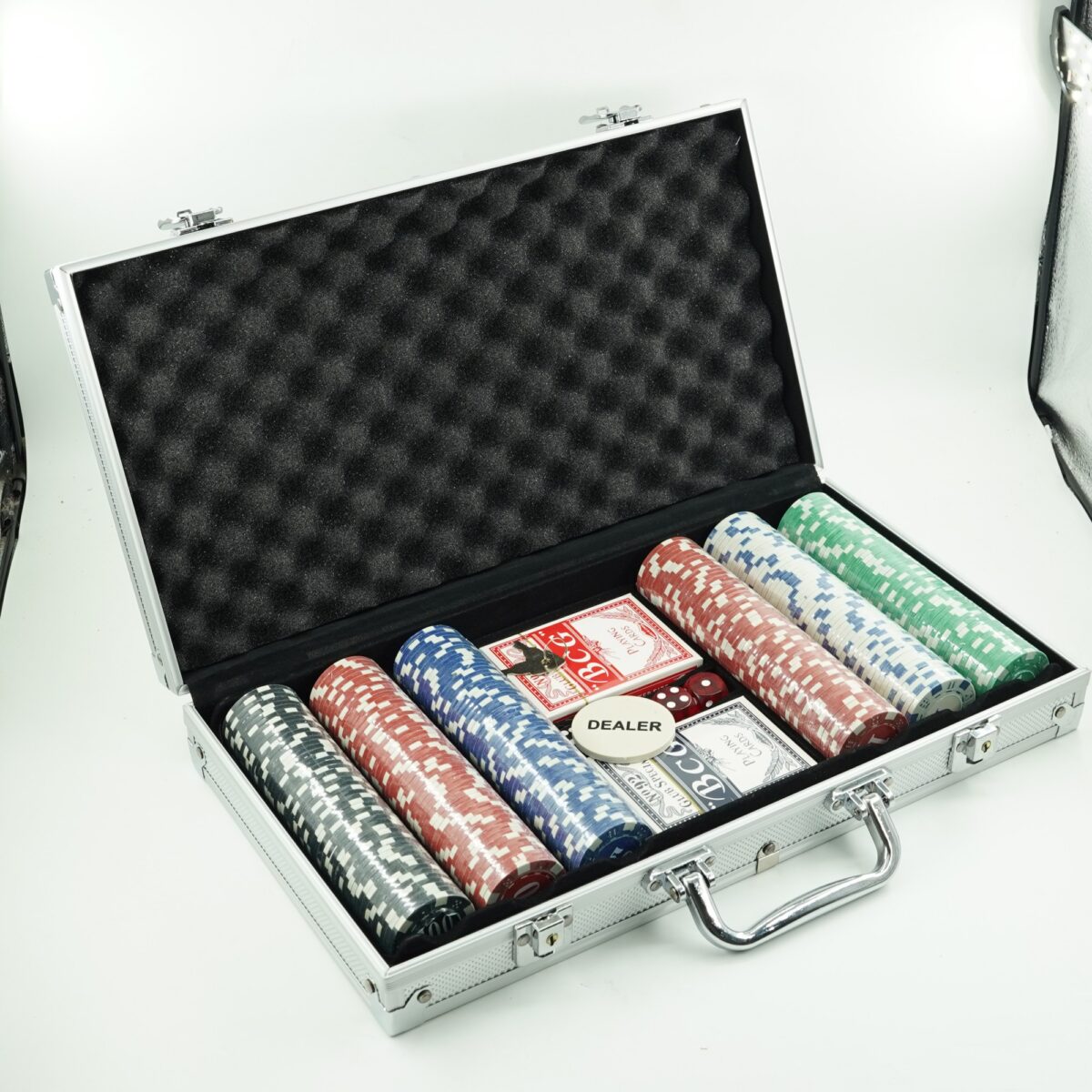 Set de Poker Complex cu 300 de jetoane Embo, Include 2 seturi de carti, 5 zaruri, Echipat cu servieta de aluminiu cu dimensiunile 39x7x27 cm - imagine 7