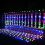 Instalatie Craciun, Tip Plasa, IP 44, 8 x 1 m, 320 LED-uri, Multicolor, 8 jocuri de lumini, Transformator cu telecomanda, Interconectabila, Prelungitor 5 m inclus, Fir transparent, Embo