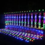 Instalatie Craciun, Tip Plasa, IP 44, 8 x 1 m, 320 LED-uri, Multicolor, 8 jocuri de lumini, Transformator cu telecomanda, Interconectabila, Prelungitor 5 m inclus, Fir transparent, Embo