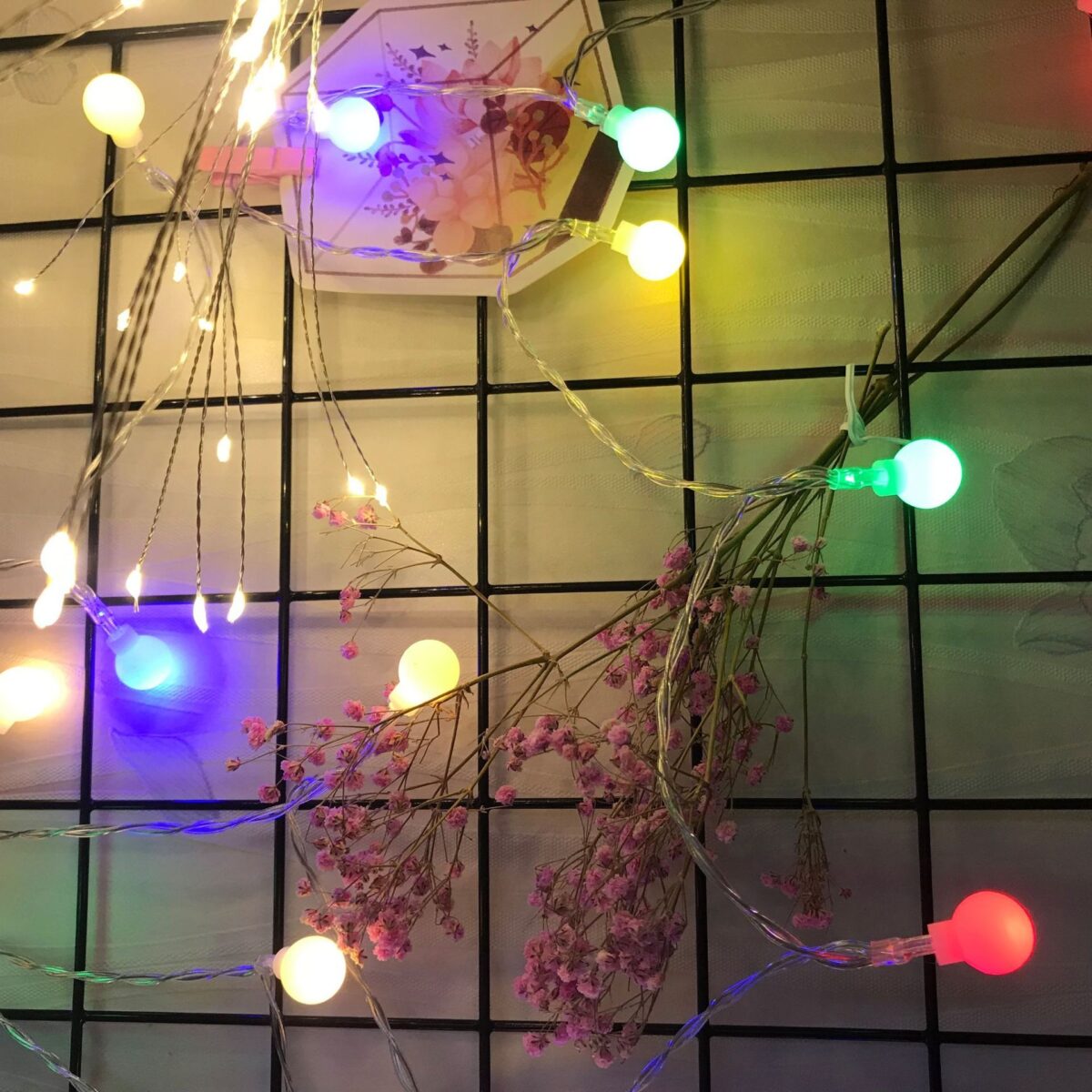 Instalatie sfere brad Craciun Embo, 3 metri, 20 LEd-uri, alimentare la retea, fir transparent, multicolora - imagine 3