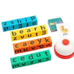 Joc cu Blocuri din Lemn, Embo, Formare Cuvinte, Cartonase cu Obiecte si Animale, Clopotel, Joc pentru 4 Persoane, 3 Ani+, 28x15.5x5 cm, Multicolor