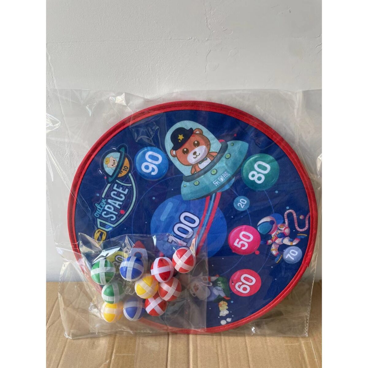 joc-darts-flippy-pentru-copii-placa-pliabila-36-5-cm-8-mingii-velcro-scai-simple-2-mingii-luminoase-65fd3b1a5a9d1.jpg Joc Darts Embo pentru Copii, Placa Pliabila 36.5 cm, 8 Mingii Velcro/Scai Simple, 2 Mingii Luminoase, Model Spatiu, Albastru - imagine 7