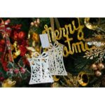 Ornament brad de Craciun, Perlat, in forma de Cadou, 9 cm x 11 cm, Plastic, Embo