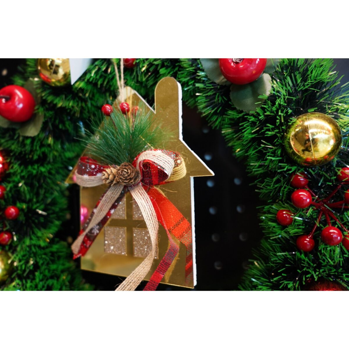 ornament-brad-flippy-casa-auriu-lucios-16-17cm-acril-interior-exterior-61f11fbd762e9.jpg Ornament brad, Embo, Casa, Auriu, Lucios, 16*17CM, Acril, Interior/ Exterior - imagine 4
