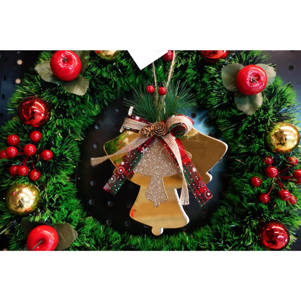 ornament-brad-flippy-clopotei-auriu-lucios-16-17cm-acril-interior-exterior-61f11fa024757.jpg Ornament brad, Embo, Clopotei, Auriu, Lucios, 16*17CM, Acril, Interior/ Exterior - imagine 2