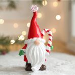 Ornament de Craciun din Rasina pentru Decor, Embo, Model Spiridus, Decoratiune de Birou pentru Craciun, 14.5 x 7 x 5 cm, Rosu Alb
