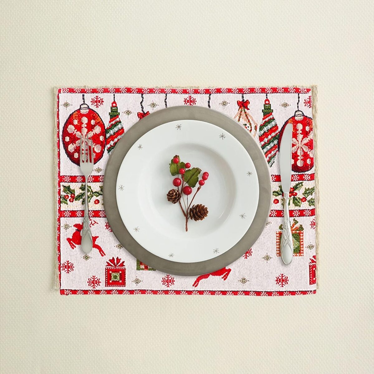 Servet pentru Masa, Embo, Model Globulete si Cadouri, Tematica Craciun, 43 x 34 cm, Rosu - imagine 2
