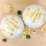 Set 12 Baloane din Folie Metalizata si din Latex, Embo, Model Mr Mrs, Tema Nunta, Baloane Party cu Confetti, 45 cm, 30 cm, Pai inclus, Umflare cu Aer sau Heliu, Alb/Auriu - imagine 3