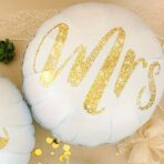 Set 12 Baloane din Folie Metalizata si din Latex, Embo, Model Mr Mrs, Tema Nunta, Baloane Party cu Confetti, 45 cm, 30 cm, Pai inclus, Umflare cu Aer sau Heliu, Alb/Auriu - imagine 5