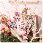 Set 18 Decoratiuni de Craciun din Lemn, Embo, cu Snur pentru Agatare in Brad, Model Gnomi, Diferite Dimensiuni, Multicolor - imagine 2