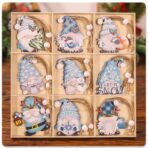 Set 18 Decoratiuni de Craciun din Lemn, Embo, cu Snur pentru Agatare in Brad, Model Gnomi, Diferite Dimensiuni, Albastru - imagine 2