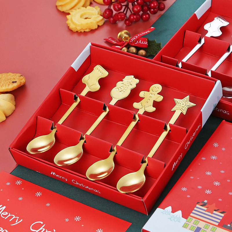 set-4-lingurite-flippy-tema-craciun-din-otel-inoxidabil-4-modele-festive-cutie-cadou-14-x-14-x-2-5-c-68829d3223684.jpg Set 4 Lingurite, Embo, Tema Craciun, din Otel Inoxidabil, 4 Modele Festive, Cutie Cadou, 14 x 14 x 2.5 cm, Auriu - imagine 4
