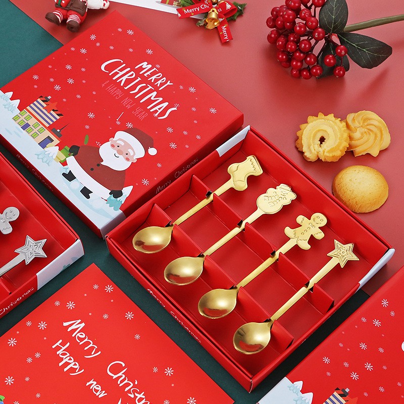 set-4-lingurite-flippy-tema-craciun-din-otel-inoxidabil-4-modele-festive-cutie-cadou-14-x-14-x-2-5-c-68829d3234f00.jpg Set 4 Lingurite, Embo, Tema Craciun, din Otel Inoxidabil, 4 Modele Festive, Cutie Cadou, 14 x 14 x 2.5 cm, Auriu - imagine 6
