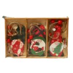 Set 9 Decoratiuni de Craciun din Lemn, Embo, cu Snur pentru Agatare in Brad, Model Mos Craciun Pitic Diferite Dimensiuni, 3 Modele, Multicolor