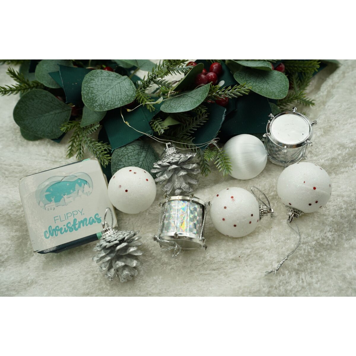 Set de 12 ornamente de brad, Embo, de tip Glob, Alb/ Argintiu, din polistiren, cu finisaj sclipitor , cutie  4  cm adancime x 20  cm inaltime x 12  cm lungime) - imagine 4