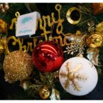 Set de 12 ornamente de brad, Embo, de tip Glob, Alb/ Rosu, din polistiren, cu finisaj sclipitor , cutie  8  cm adancime x 32  cm lungime x 24  cm inaltime