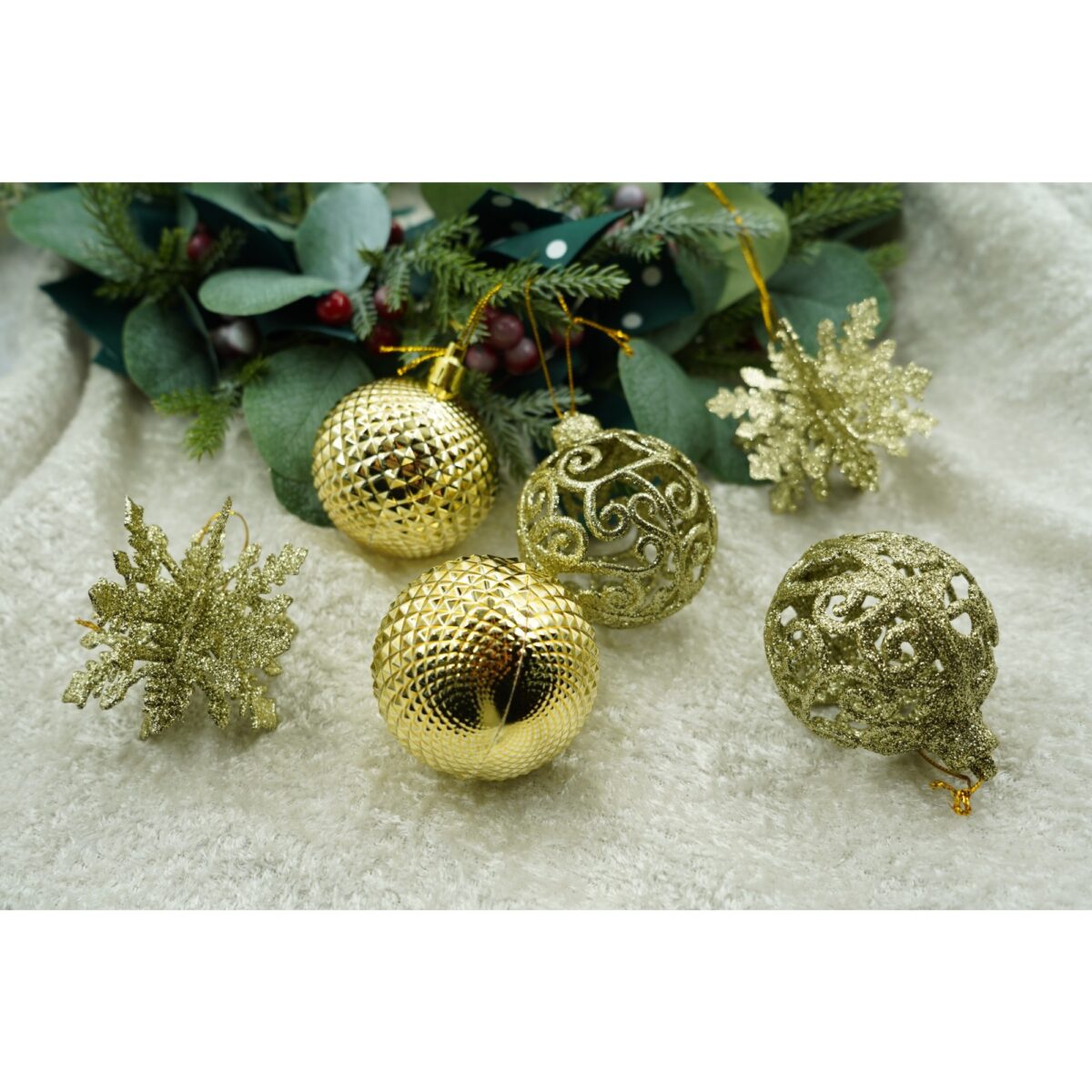 set-de-12-ornamente-de-brad-flippy-de-tip-glob-auriu-din-plastic-cu-finisaj-sclipitor-cutie-6-cm-ada-61f12c0a6c73b Set de 12 ornamente de brad, Embo, de tip Glob, Auriu, din plastic, cu finisaj sclipitor , cutie 6 cm adancime x 23 cm lungime x 18 cm inaltime - imagine 5