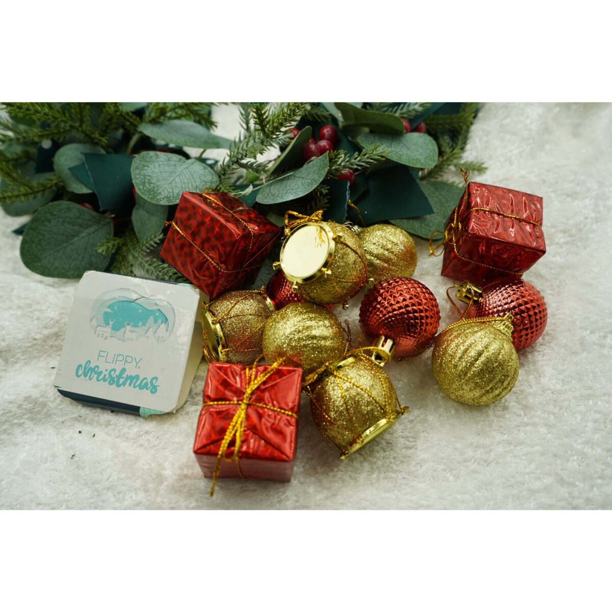 set-de-12-ornamente-de-brad-flippy-de-tip-glob-rosu-auriu-din-polistiren-cu-finisaj-sclipitor-cutie-61f12d017be63.jpg Set de 12 ornamente de brad, Embo, de tip Glob, Rosu/ Auriu, din polistiren, cu finisaj sclipitor , cutie 4 cm adancime x 20 cm inaltime x 12 cm lungime) - imagine 3