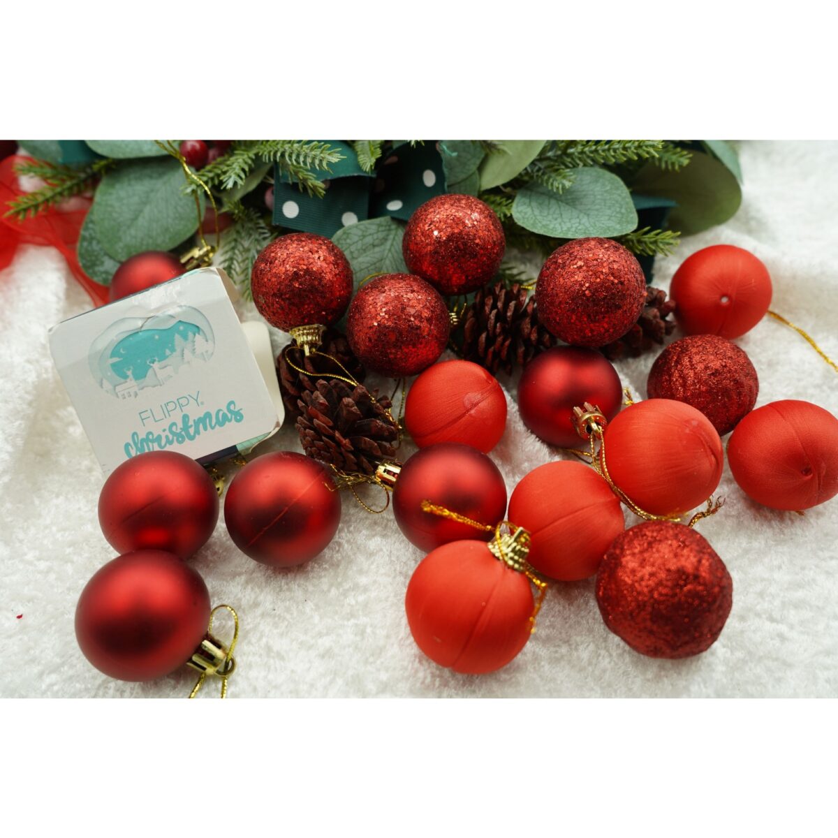 set-de-35-ornamente-de-brad-flippy-de-tip-glob-rosu-din-polistiren-cu-finisaj-sclipitor-cutie-11-cm-61f12c738762f.jpg Set de 35 ornamente de brad, Embo, de tip Glob, Rosu, din polistiren, cu finisaj sclipitor , cutie 11 cm adancime x 19 cm inaltime x 11 cm lungime) - imagine 2