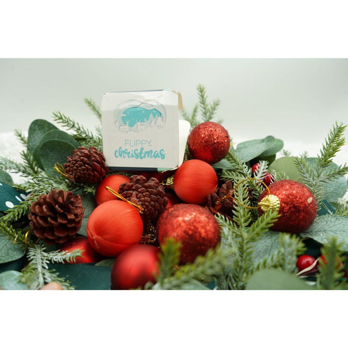 set-de-35-ornamente-de-brad-flippy-de-tip-glob-rosu-din-polistiren-cu-finisaj-sclipitor-cutie-11-cm-61f12c7634406.jpg Set de 35 ornamente de brad, Embo, de tip Glob, Rosu, din polistiren, cu finisaj sclipitor , cutie 11 cm adancime x 19 cm inaltime x 11 cm lungime) - imagine 3