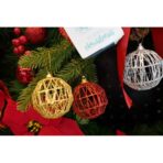 Set de 6 ornamente de brad, Embo, de tip Glob, Multicolor, cu ø de 6 cm, din metal, cu finisaj sclipitor , cutie  6  cm adancime x 34  cm lungime x 6  cm inaltime