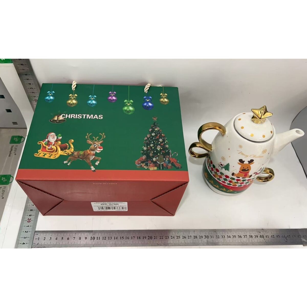 set-de-ceai-flippy-tema-craciun-ceainic-450-ml-2-x-cani-250-ml-din-ceramica-model-ren-merry-christma-68764d637e9ab.jpg Set de Ceai, Embo, Tema Craciun, Ceainic 450 ml, 2 x Cani 250 ml, din Ceramica, Model Ren Merry Christmas, Alb/Verde - imagine 3