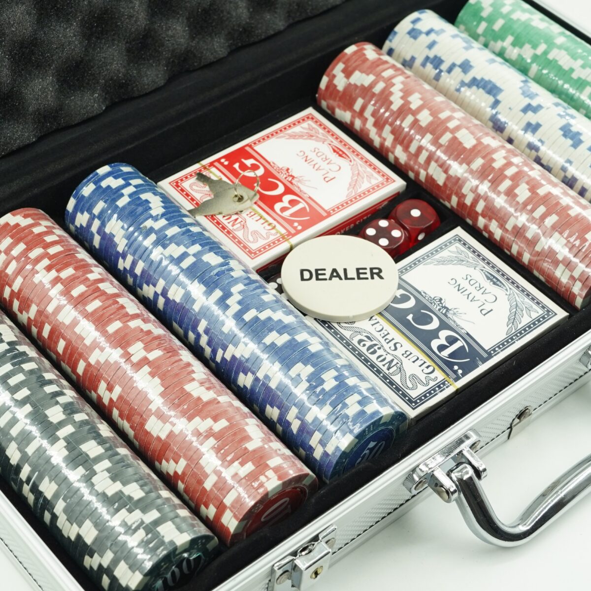 Set de Poker Complex cu 300 de jetoane Embo, Include 2 seturi de carti, 5 zaruri, Echipat cu servieta de aluminiu cu dimensiunile 39x7x27 cm - imagine 9